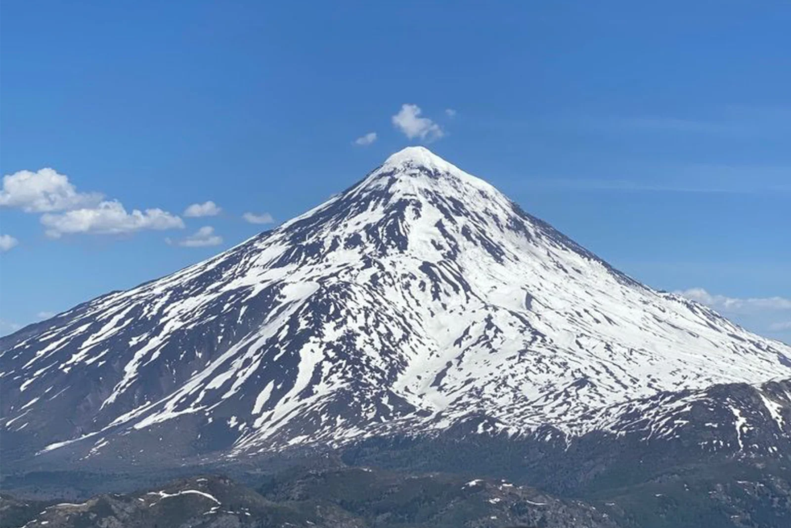 Vista del volcán Lanín desde el sector Puesco